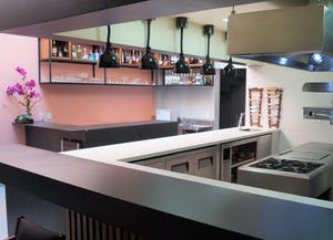 Die offene Küche des Küchenchefs Oswaldo Oliva – Restaurant Lorea (Mexiko)