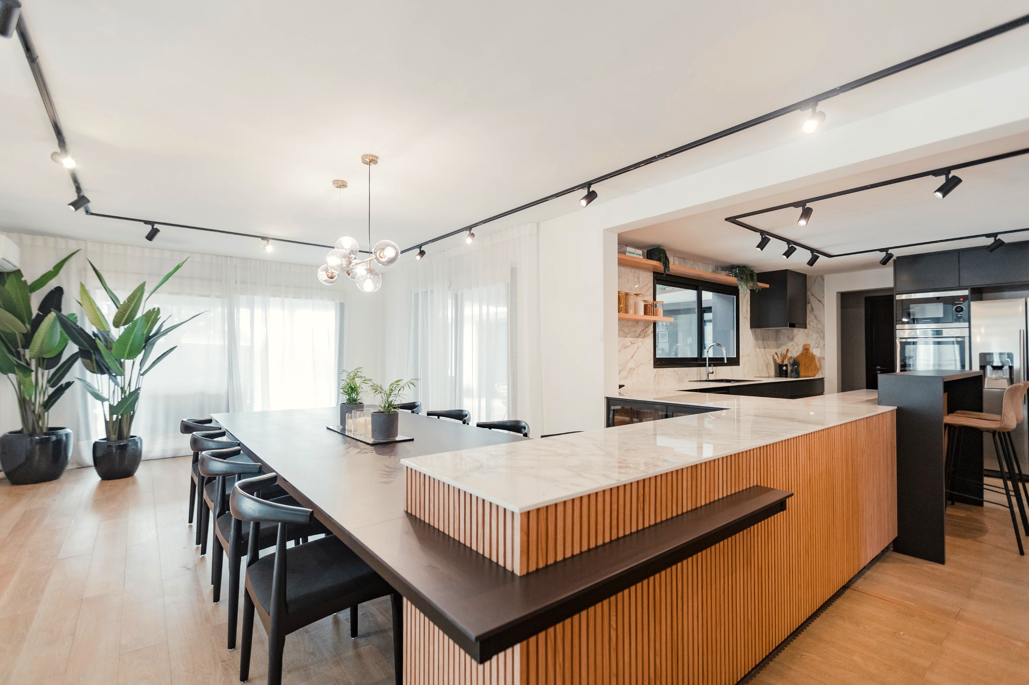 Bildnummer 20 des aktuellen Abschnitts von Kitchen and dining room merged by a precise design von Cosentino Deutschland