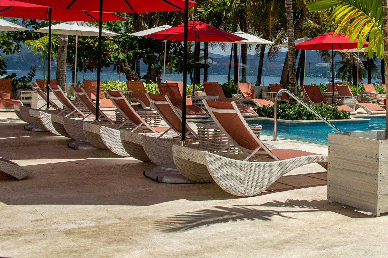 Image of Natural Stone Caliza Alba Hotel Jamaica S Pool3 in Spanish Court Jamaica - Cosentino