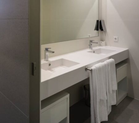 Image of 3 Encimeras y Lavabos 600x529 1 in Designer bathrooms with unique materials - Cosentino