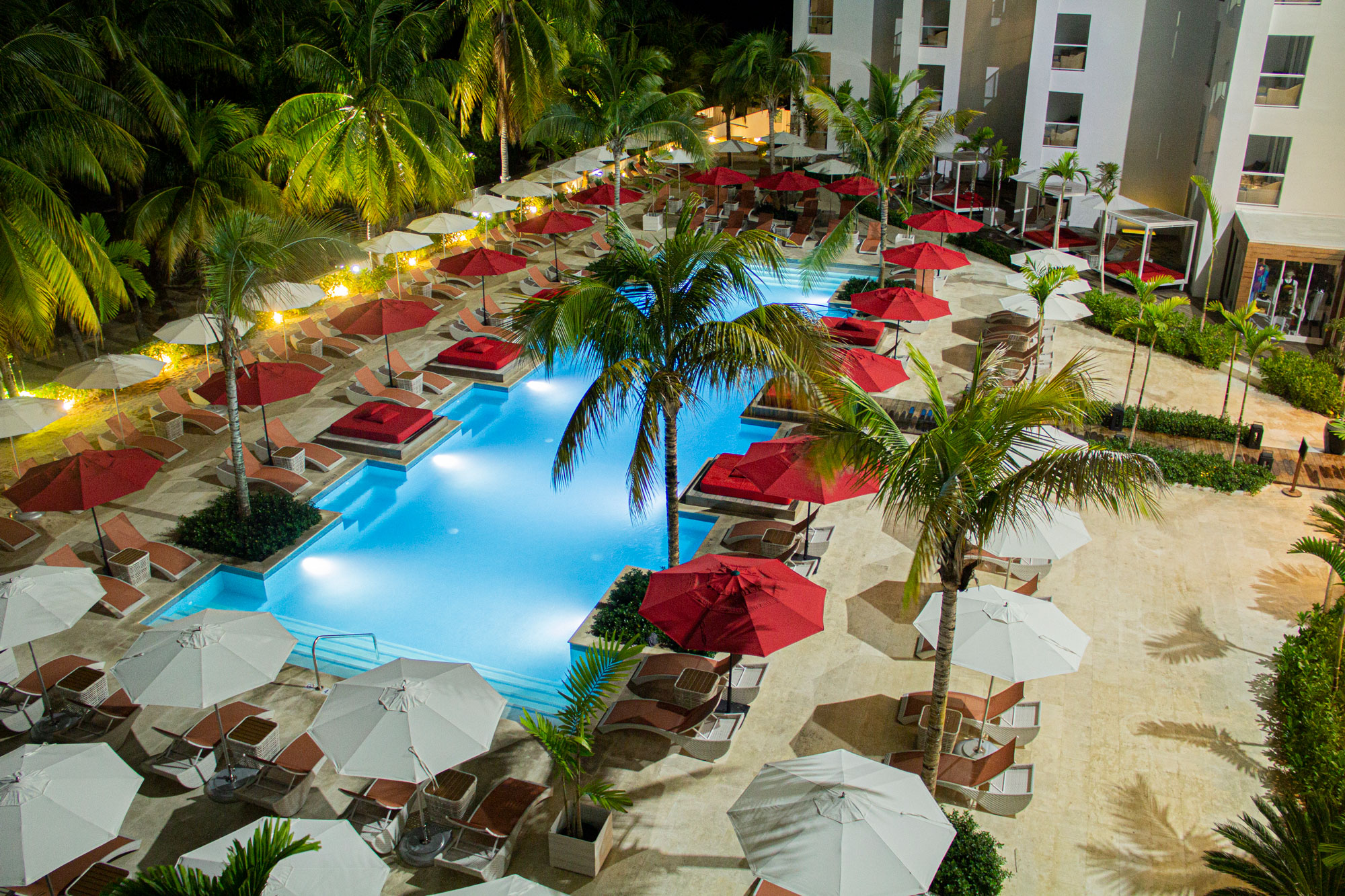 Image of Natural Stone Caliza Alba Hotel Jamaica S Pool1 in Laurent Maugoust - Cosentino