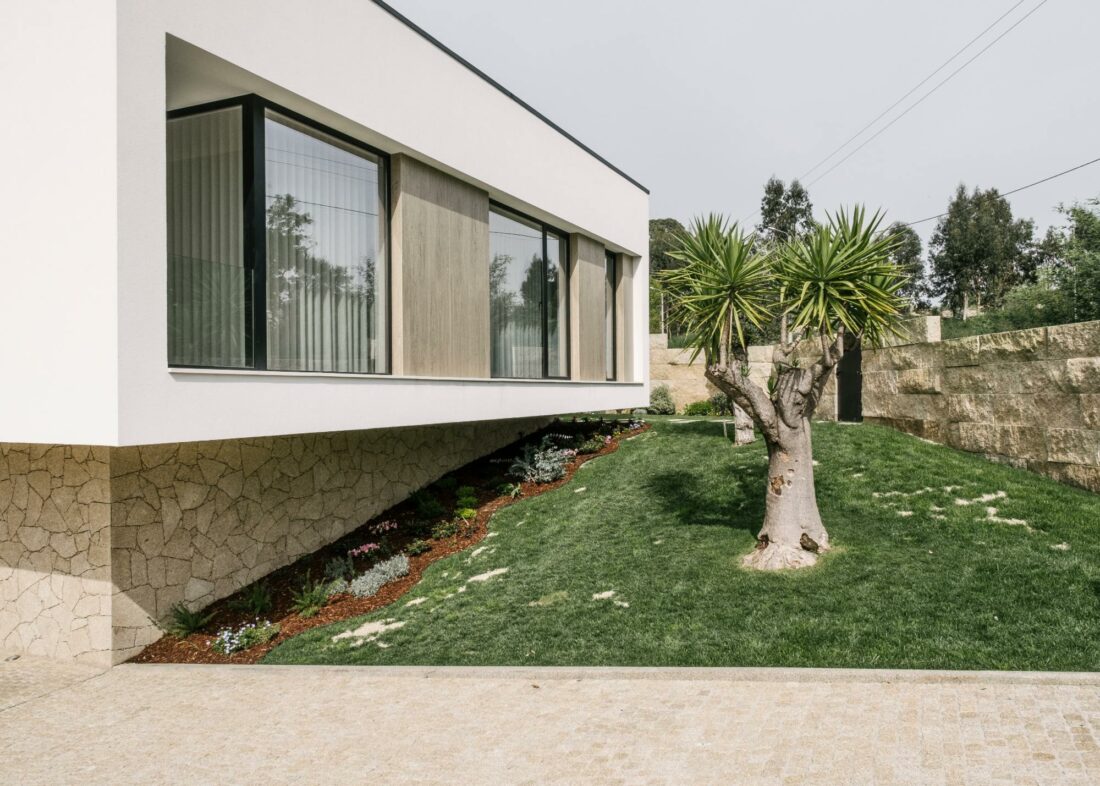 Una fachada sostenible y de vanguardia para una casa de diseño contemporáneo en Portugal