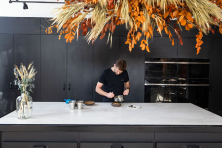 Imagen número 20 de la sección actual de The Water House Project, alta cocina sostenible en un interior estiloso y relajado en el que brilla Dekton Rem