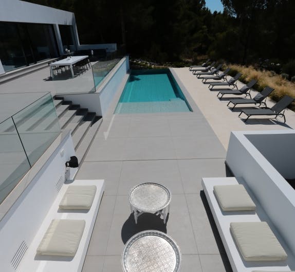 Imagen número 24 de la sección actual de Villa Omnia en Ibiza con Dekton® y Silestone®