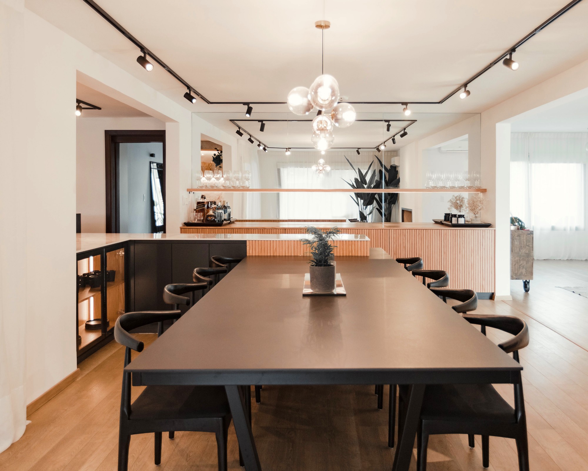 Numéro d'image 17 de la section actuelle de Kitchen and dining room merged by a precise design de Cosentino Canada