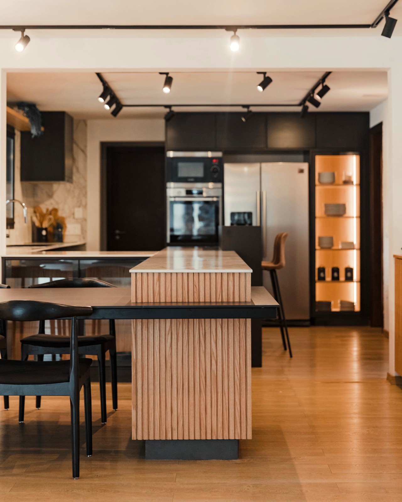 Numéro d'image 21 de la section actuelle de Kitchen and dining room merged by a precise design de Cosentino Canada