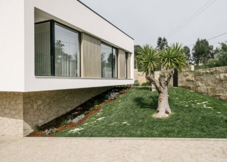 Numéro d'image 20 de la section actuelle de A sustainable, avant-garde façade for a house with a contemporary design in Portugal de Cosentino Canada