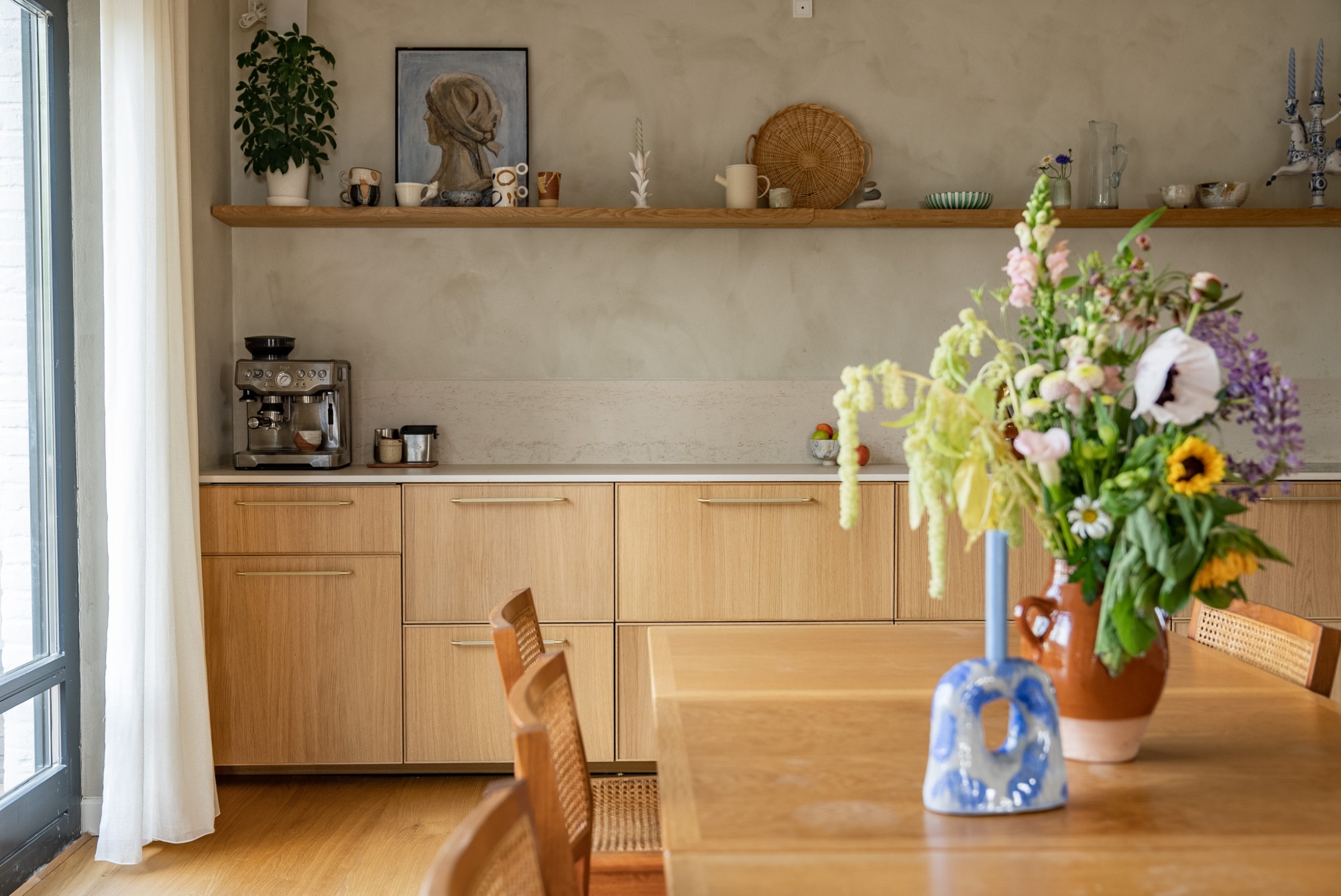 Numéro d'image 36 de la section actuelle de A seamless worktop for a Nordic home renovated with love de Cosentino France