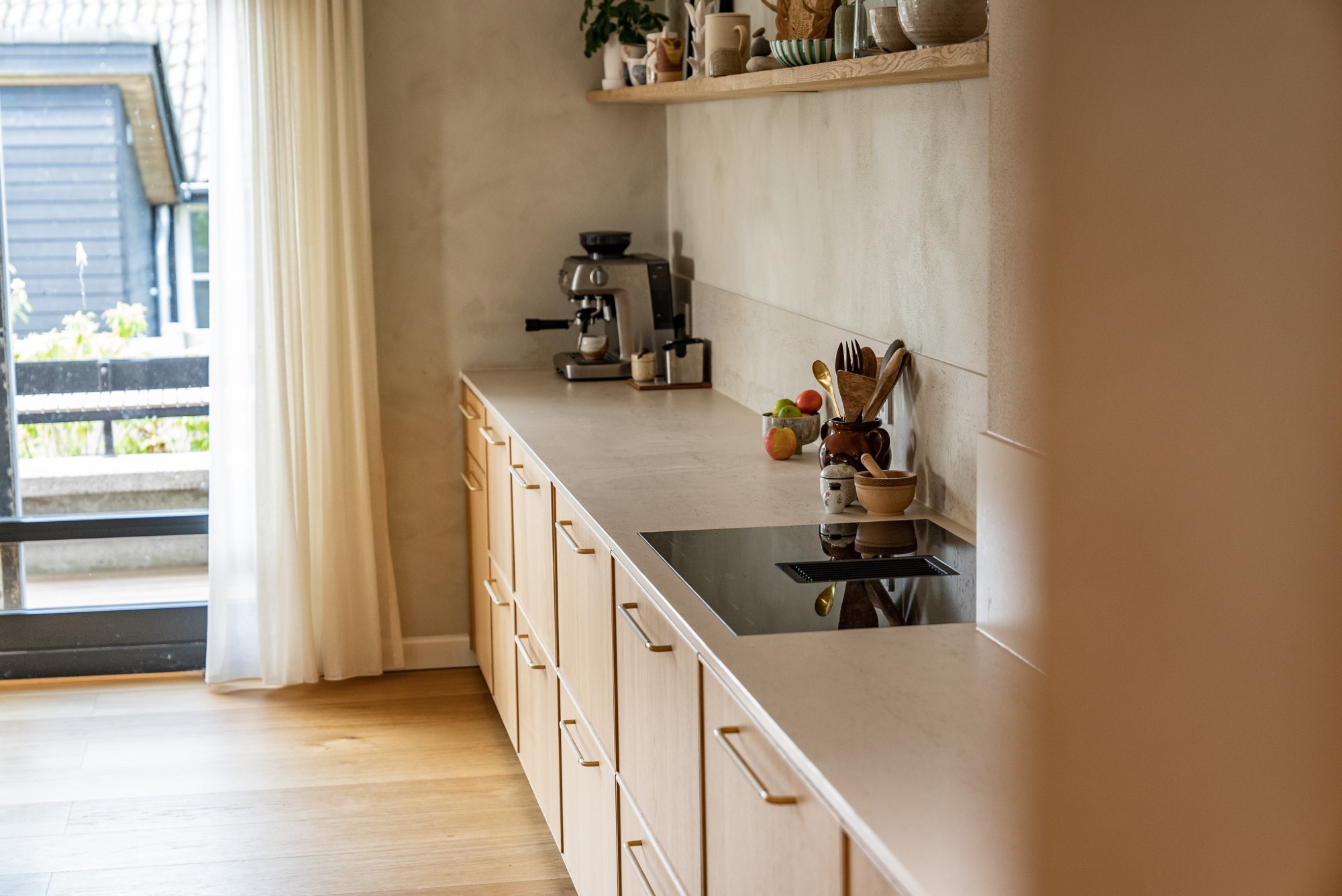 Numéro d'image 34 de la section actuelle de A seamless worktop for a Nordic home renovated with love de Cosentino France
