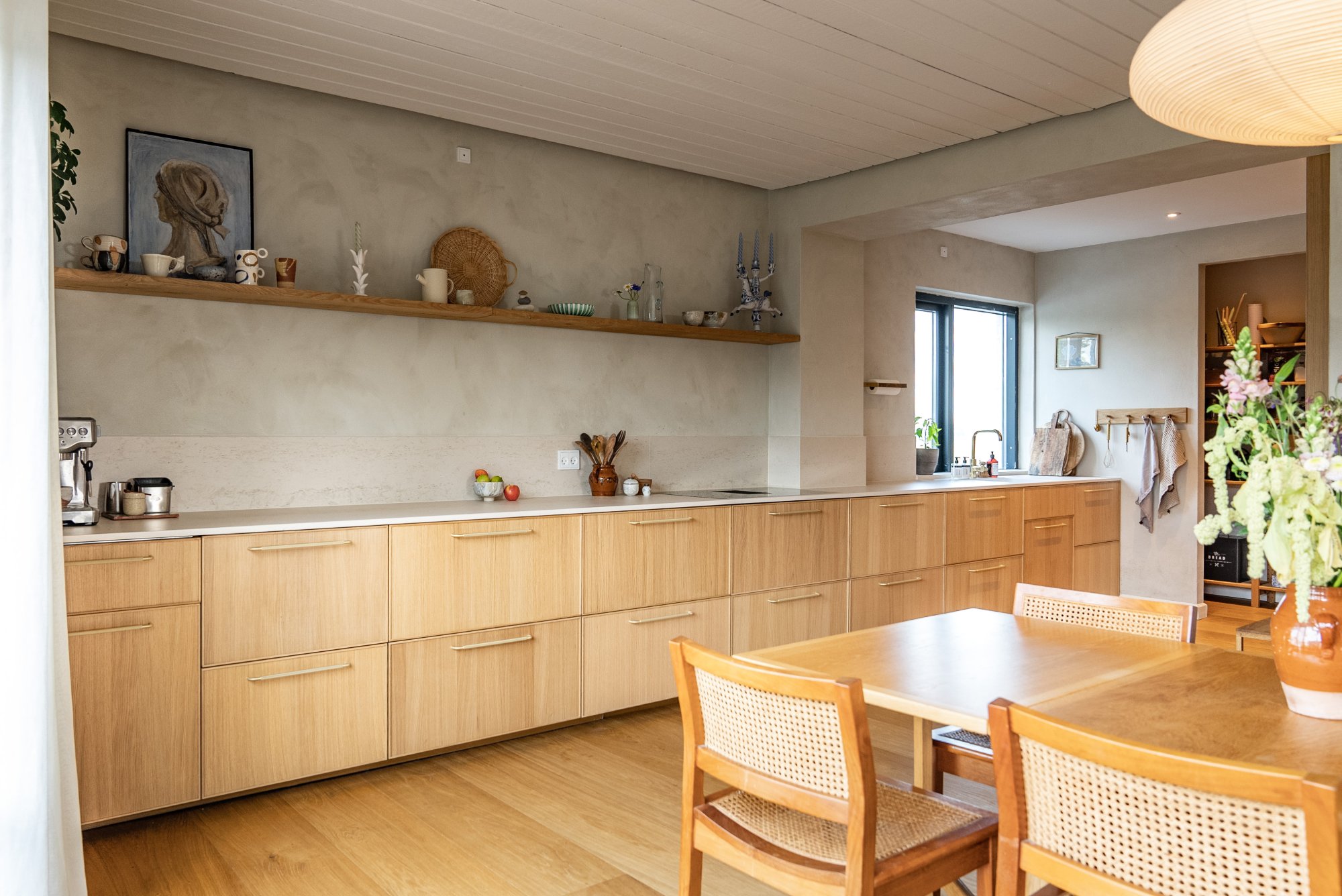Numéro d'image 35 de la section actuelle de A seamless worktop for a Nordic home renovated with love de Cosentino France