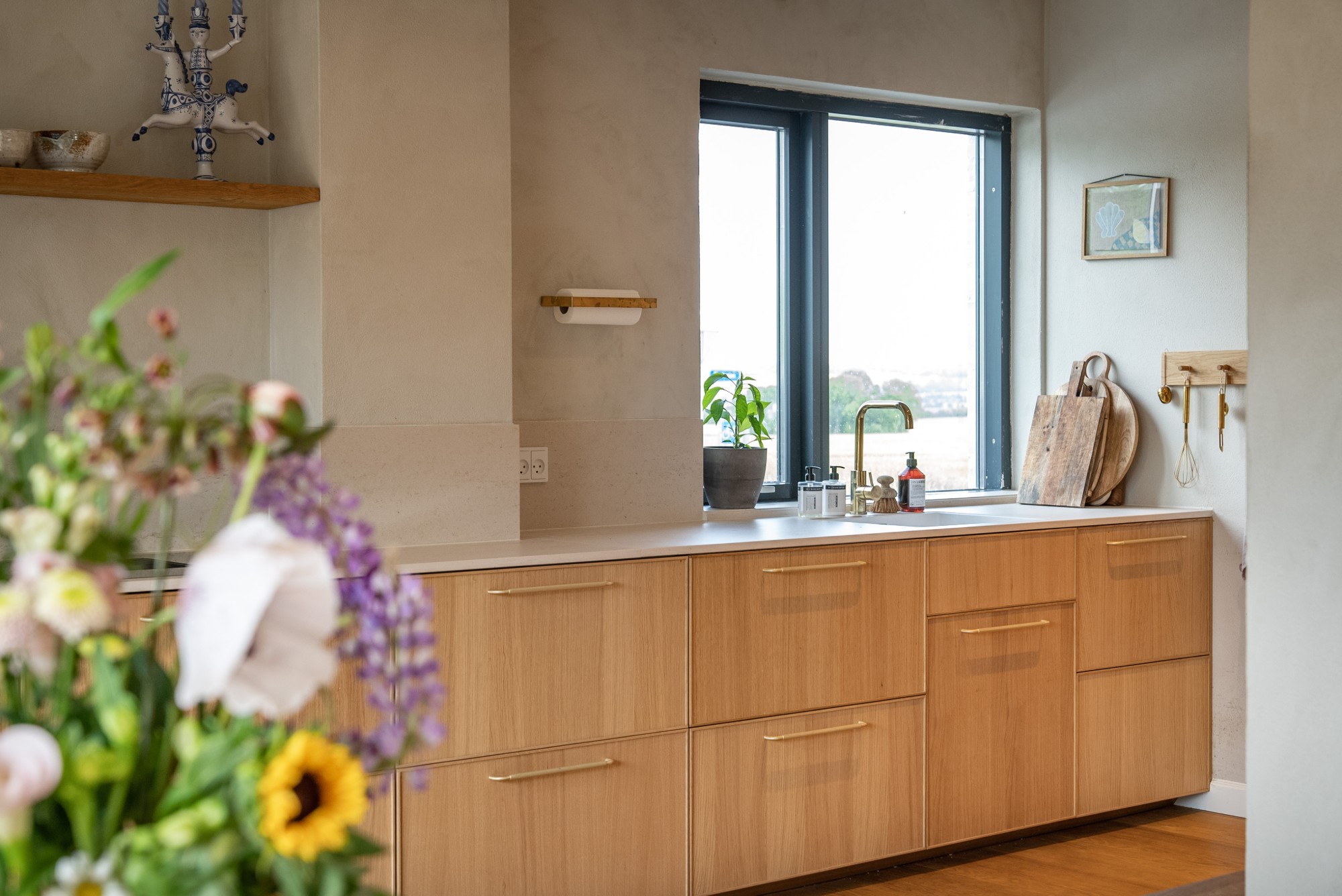 Numéro d'image 25 de la section actuelle de A seamless worktop for a Nordic home renovated with love de Cosentino France