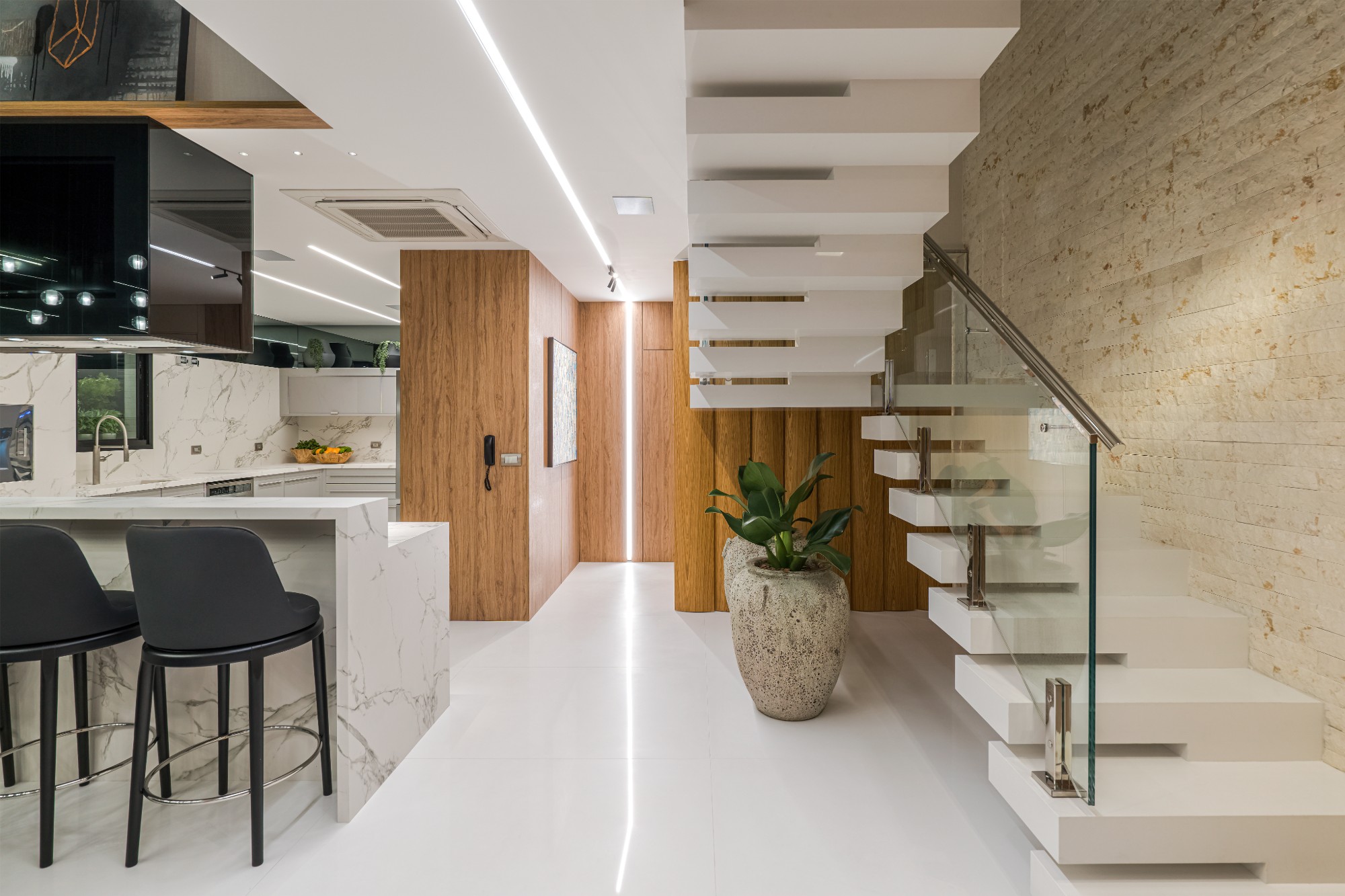 Imagem número 46 da actual secção de The conversion of three flats into a single luxury home is taken to the next level thanks to Cosentino da Cosentino Portugal