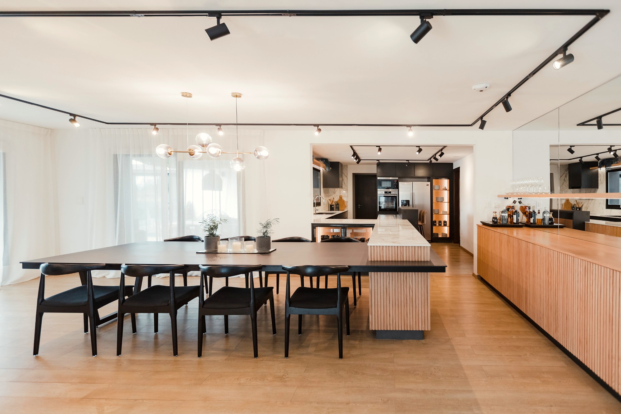 Imagem número 16 da actual secção de Kitchen and dining room merged by a precise design da Cosentino Portugal