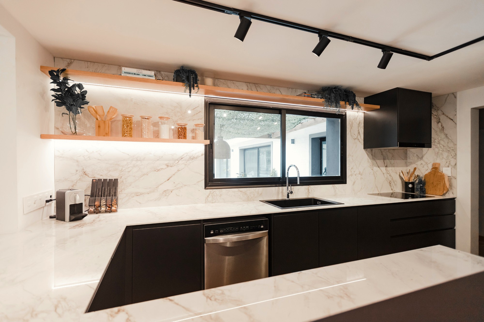 Imagem número 37 da actual secção de Kitchen and dining room merged by a precise design da Cosentino Portugal