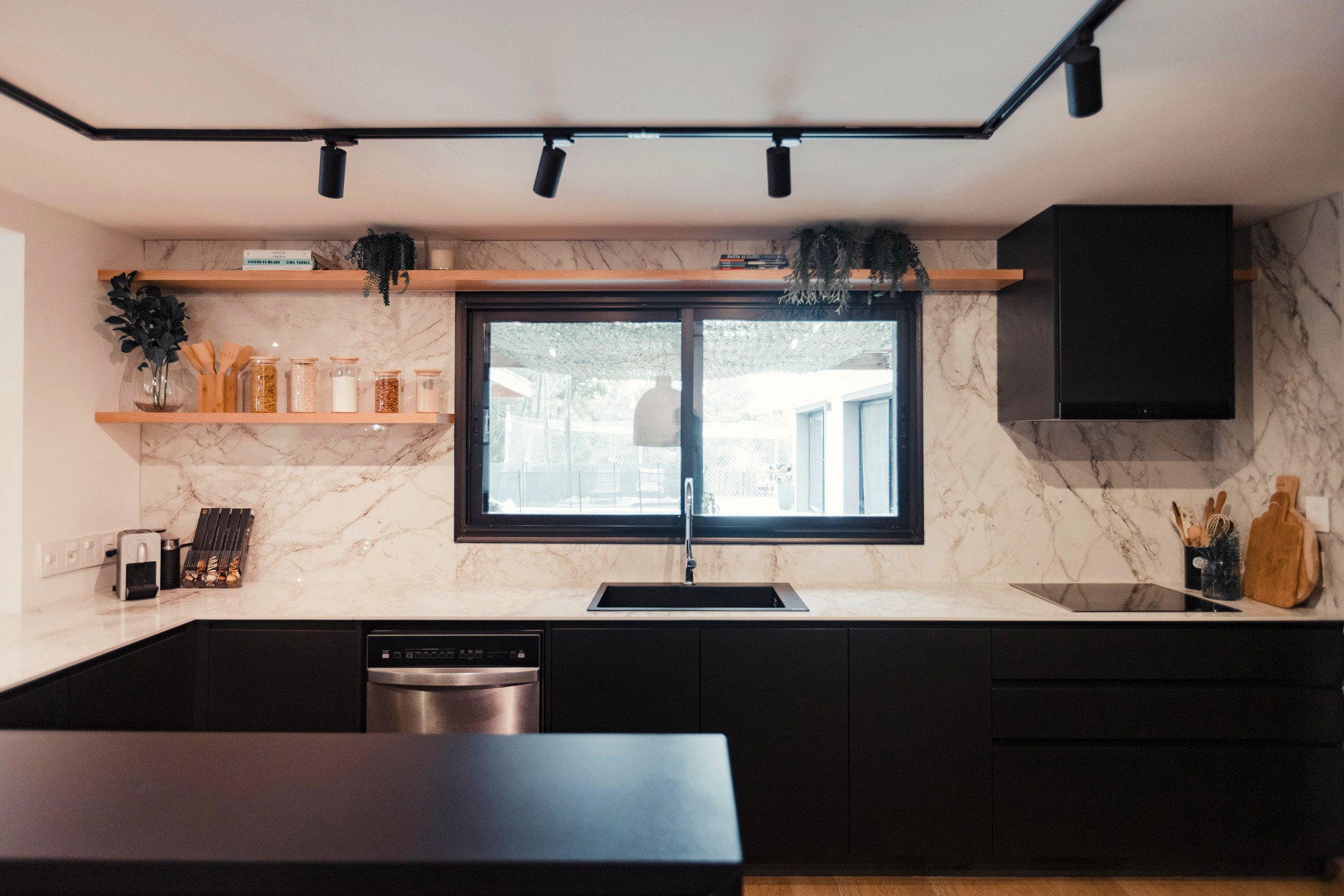 Imagem número 40 da actual secção de Kitchen and dining room merged by a precise design da Cosentino Portugal