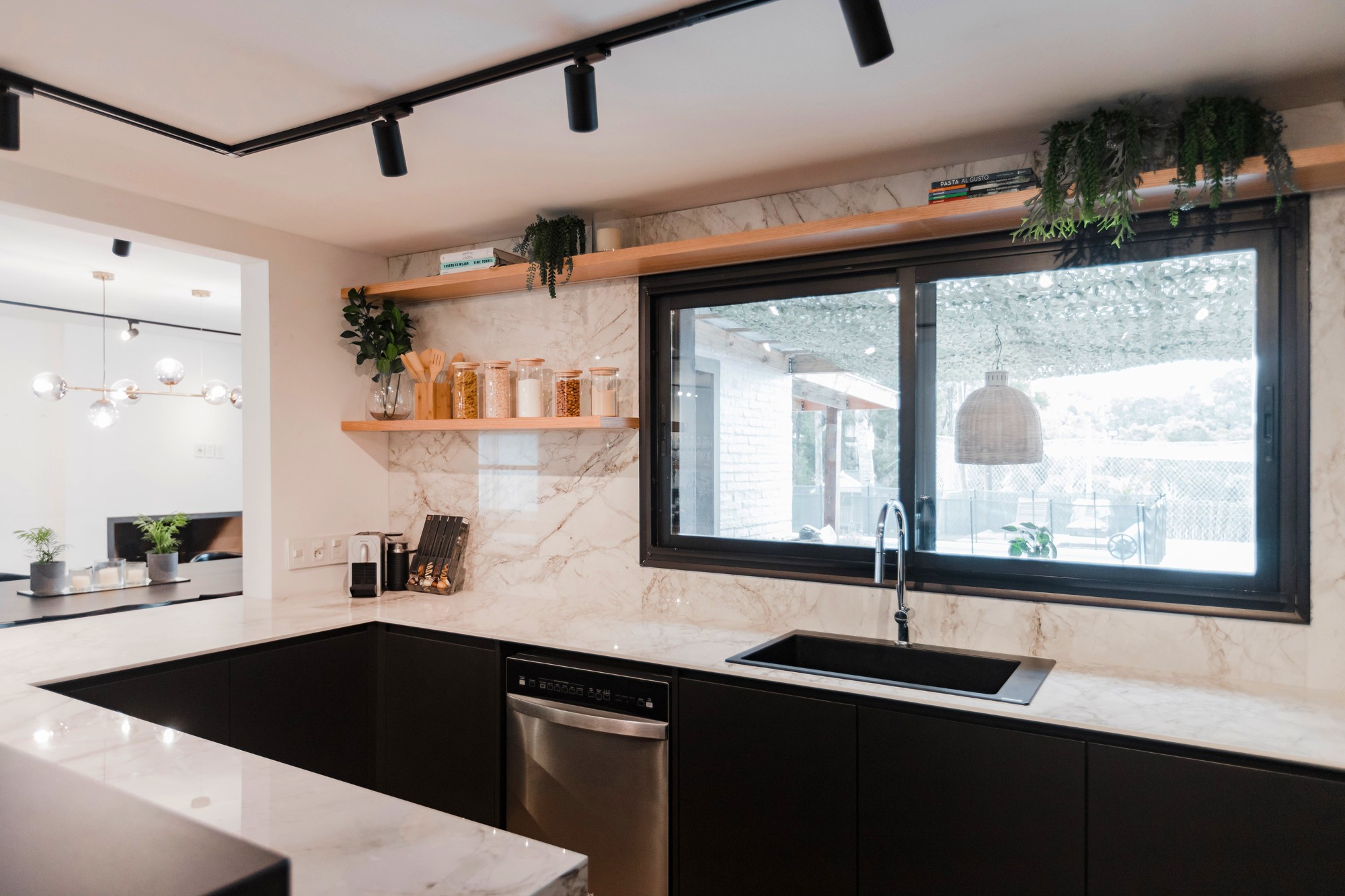 Imagem número 18 da actual secção de Kitchen and dining room merged by a precise design da Cosentino Portugal