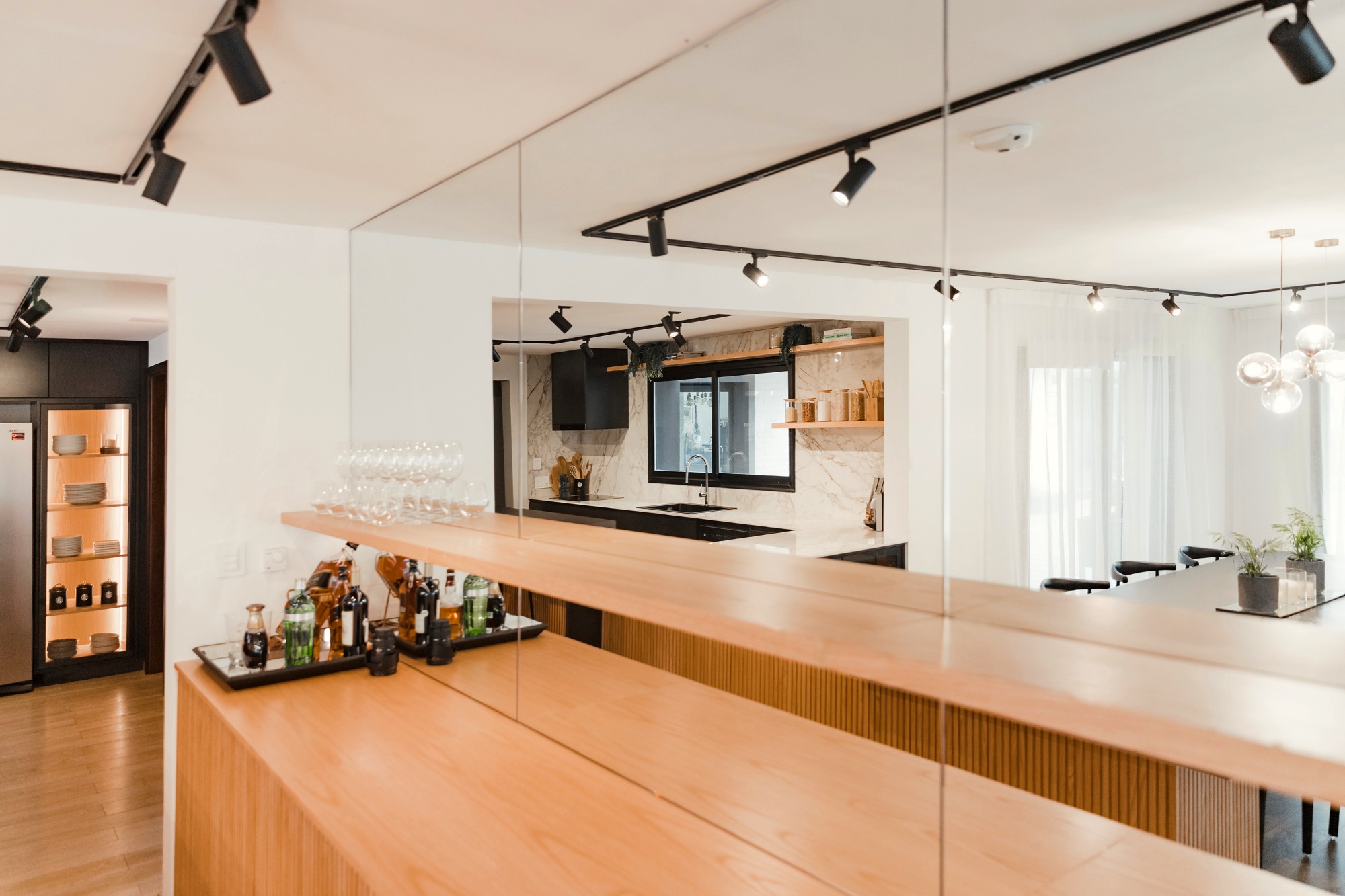 Imagem número 36 da actual secção de Kitchen and dining room merged by a precise design da Cosentino Portugal