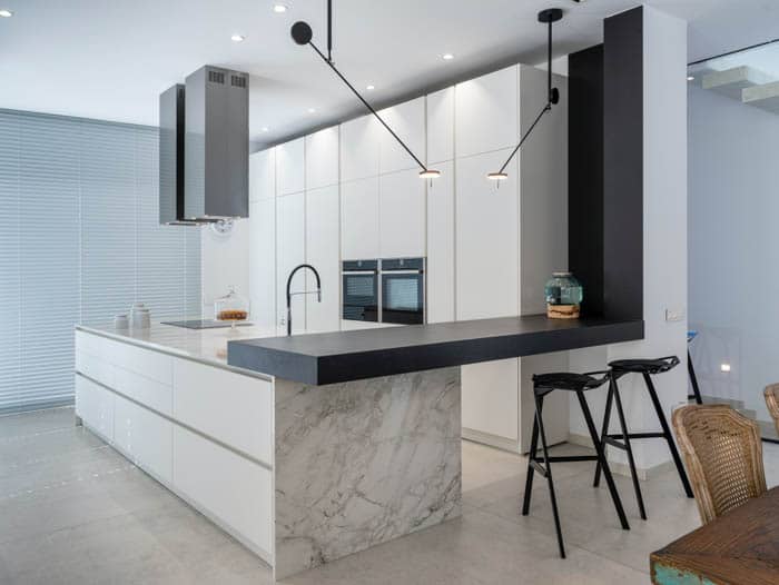 Image of 12 1 in Contemporary style in this kitchen featuring veins - Cosentino