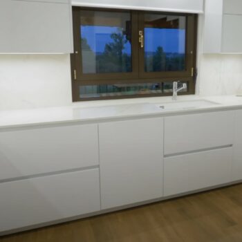 Image of Cocina blanca Dekton Tundra in How to design a kitchen island and get the most out of it. - Cosentino