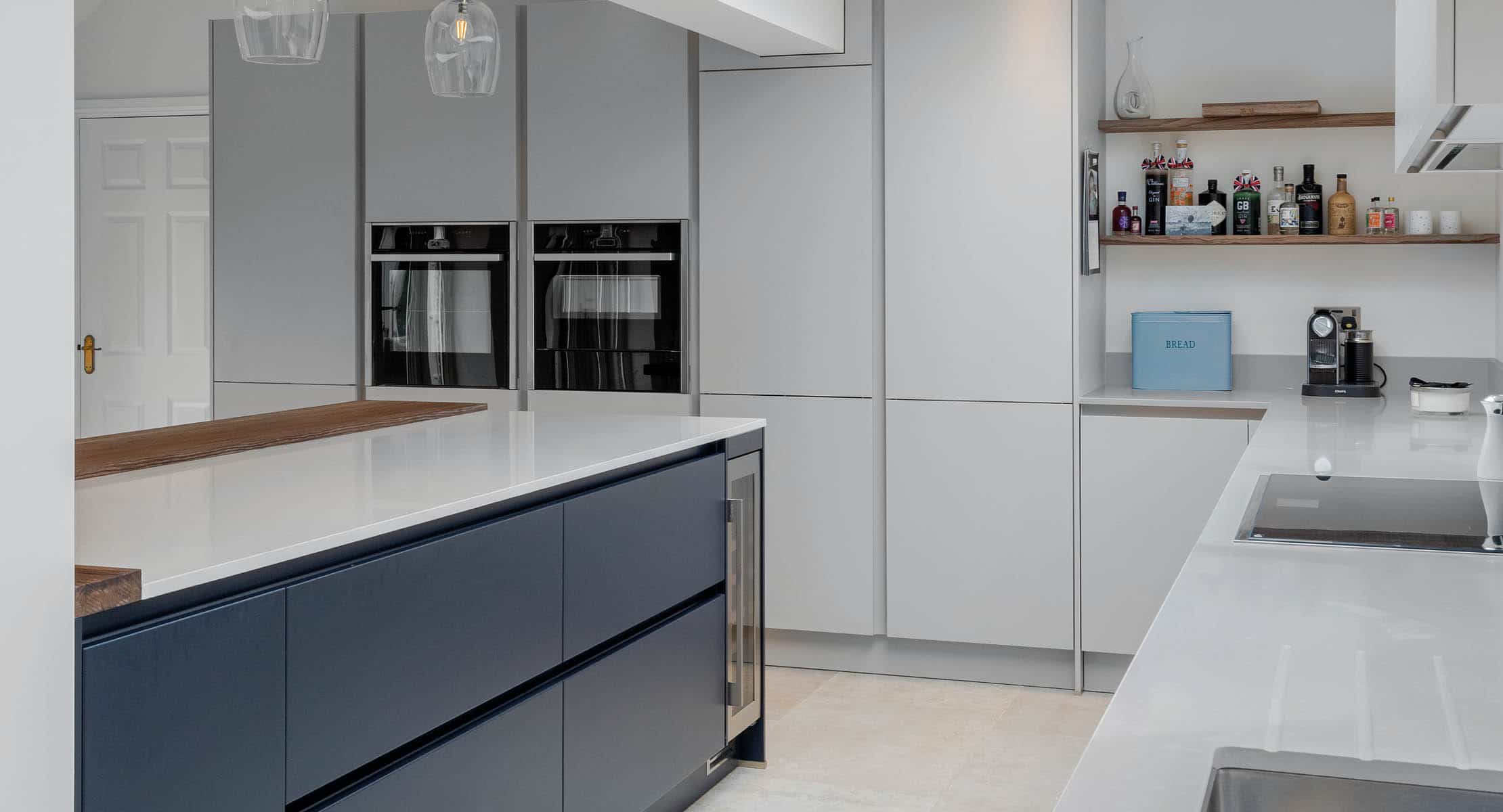 Image of cocinas 08 01 in White and grey tones combined with wood - Cosentino