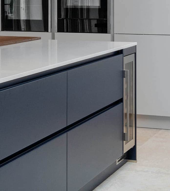 Image of cocinas 08 03 in White and grey tones combined with wood - Cosentino