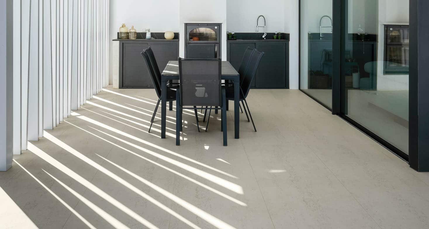 Image of salon 10 02 in Rediscovering the connection between outdoor and indoor spaces - Cosentino