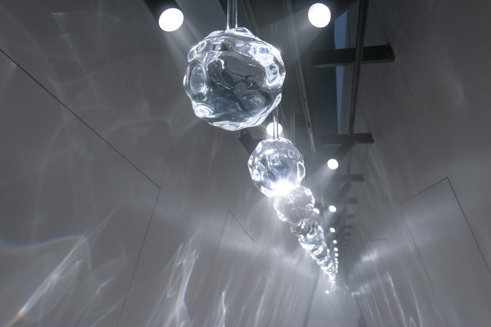 Image of Caustic Spheres Raytrace by Benjamin Hubert of LAYER for Dekton. Image Credit David Zanardi lr 1 in "Raytrace" with Dekton® in Milan 2019 - Cosentino