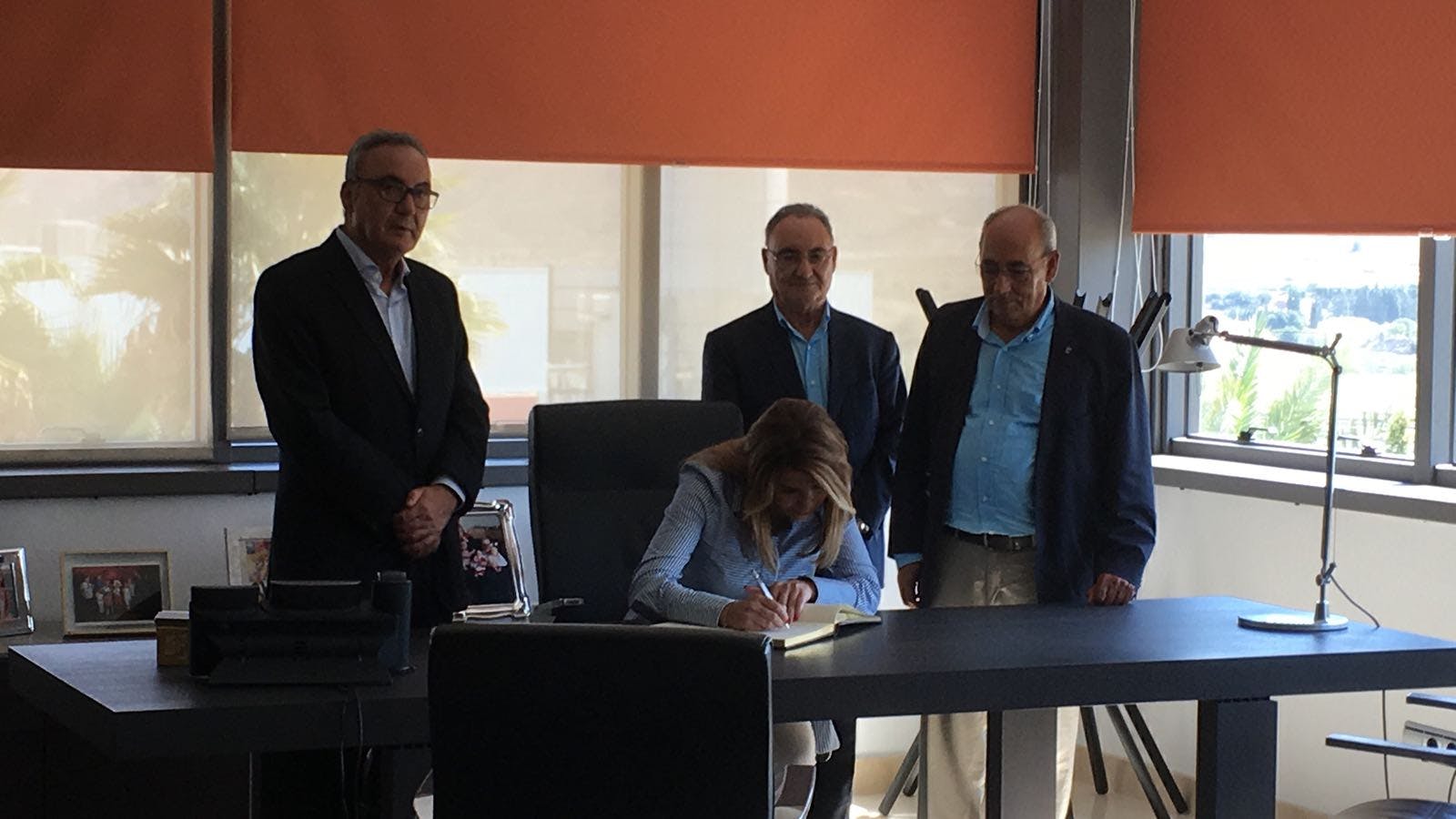 Image of Firma Susana Diaz in Susana Díaz praises Cosentino Group's focus on innovation and professional training - Cosentino