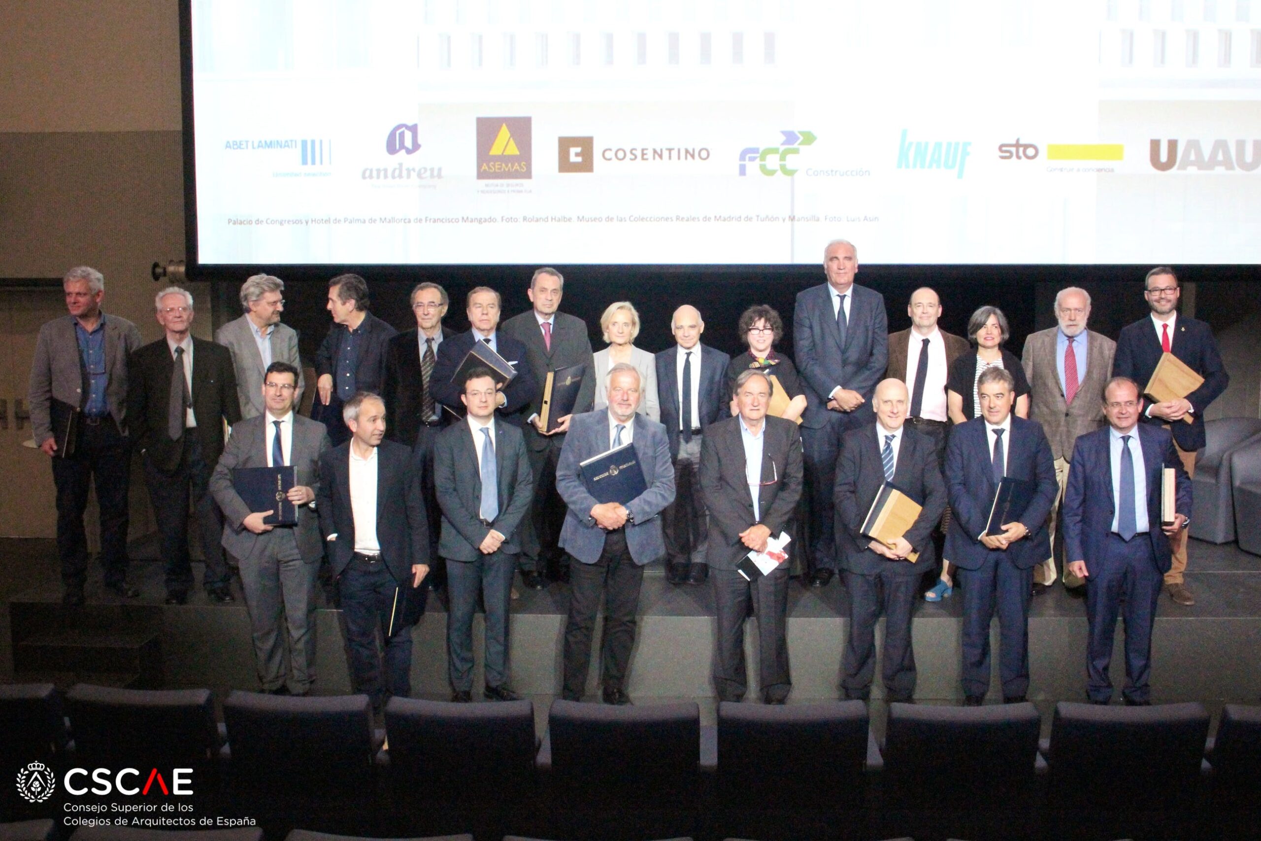 Image of Foto familia premiados Acto Premios PAE y PUE Wanda b 1 scaled in Cosentino in the celebration of Spanish architecture and urban planning - Cosentino