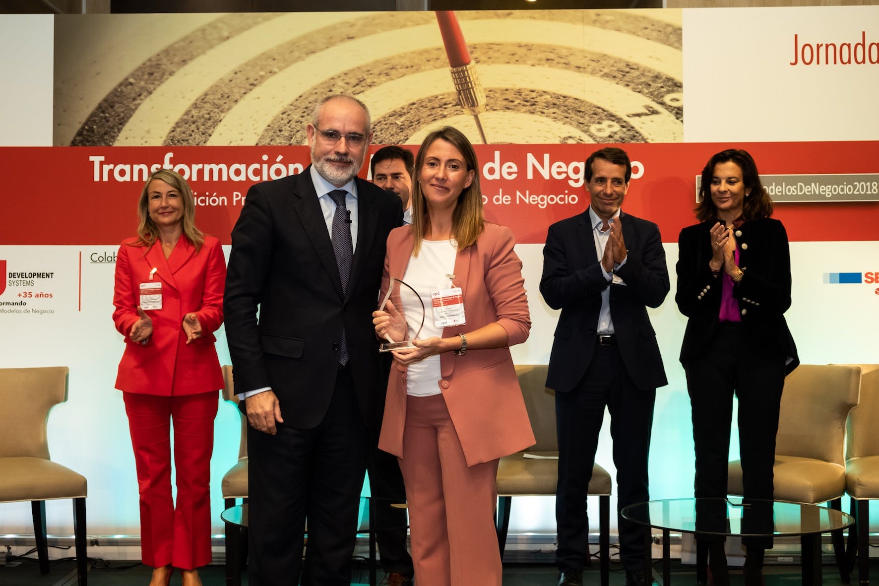 Image of entrega premio modelo negocio Pilar Cosentino 1 in Cosentino Group wins International Prize for Best Business Model 2018 - Cosentino