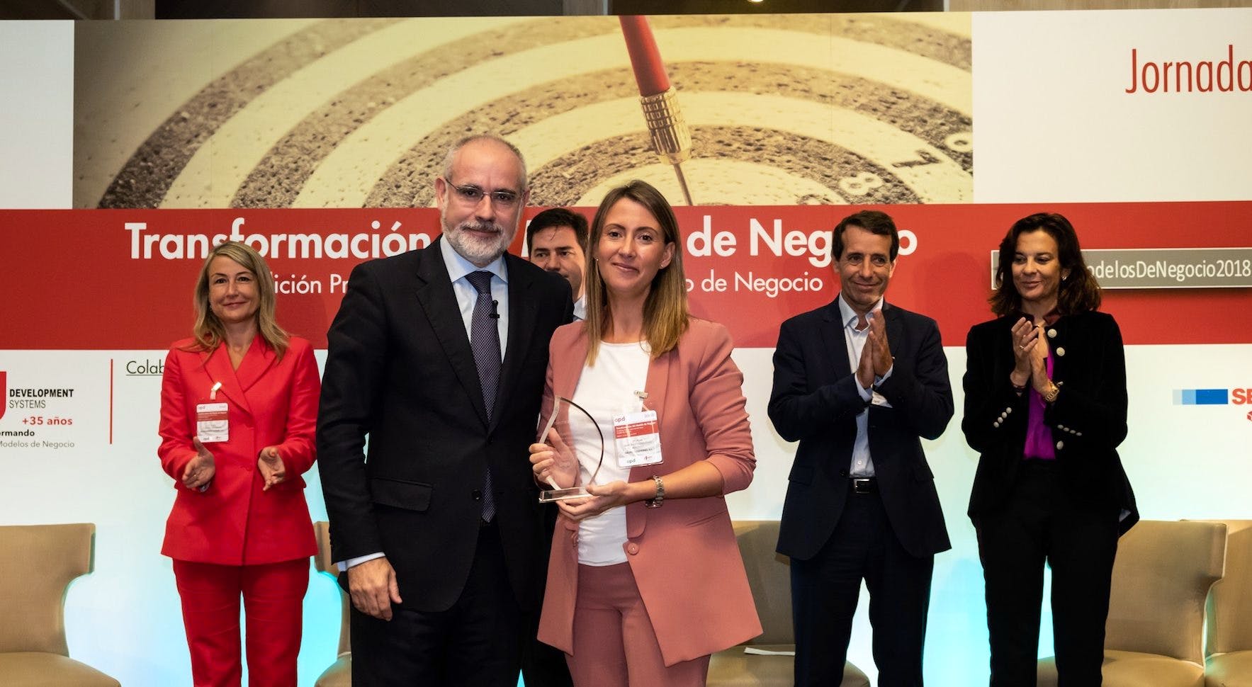 Image of entrega premio modelo negocio Pilar Cosentino e1539692189961 in Cosentino Group wins International Prize for Best Business Model 2018 - Cosentino